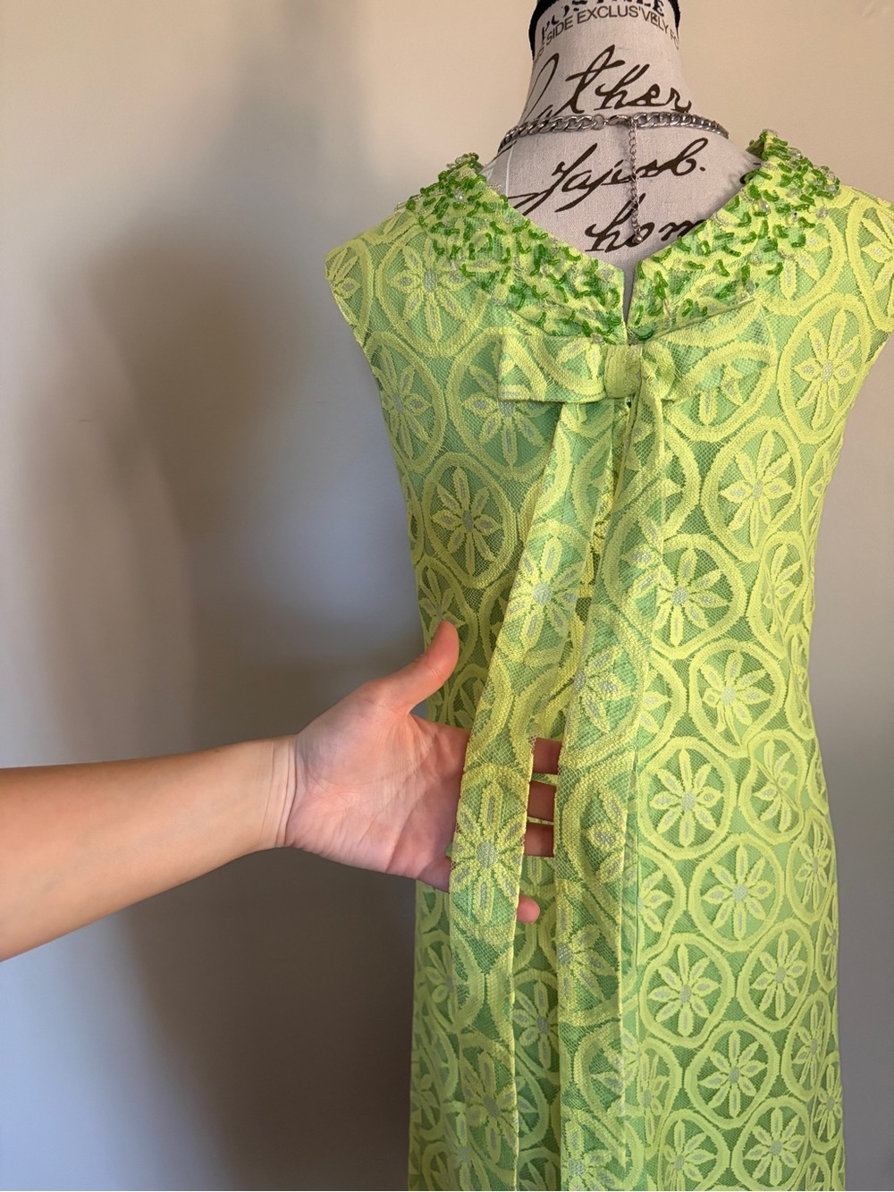 Vintage 1960’s lace lime green shift dress with beaded collar and back bow - Picture 8 of 15